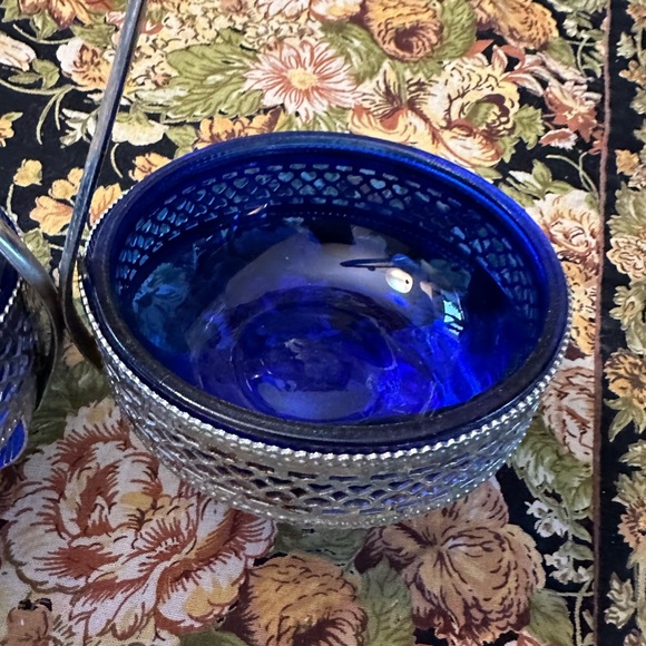Cobalt blue dual server bowls in silver plated holder - Picture 3 of 8